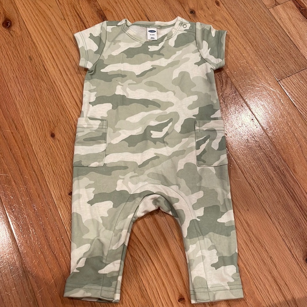 Old Navy Camo Romper 6-12 months
